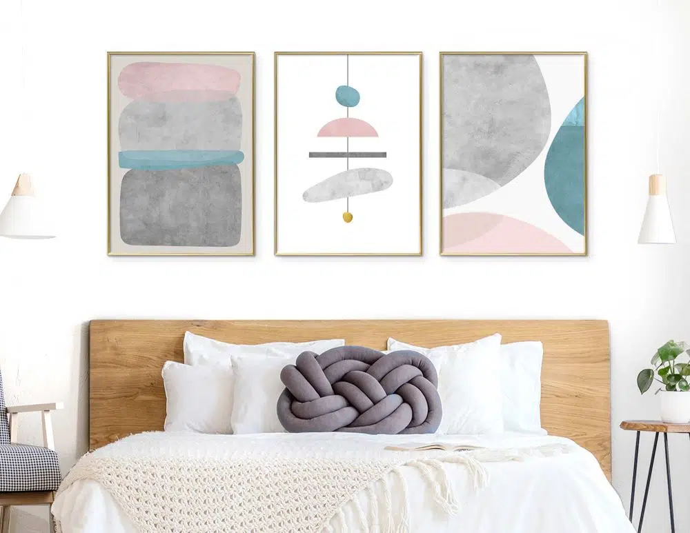 תמונות לבית Chandelier Trio Grey Mint Pink - שלושה הדפסי נייר ללא מסגרת בפורמט מלבני בגווני אפור עם נגיעות ורוד טורקיז זהב