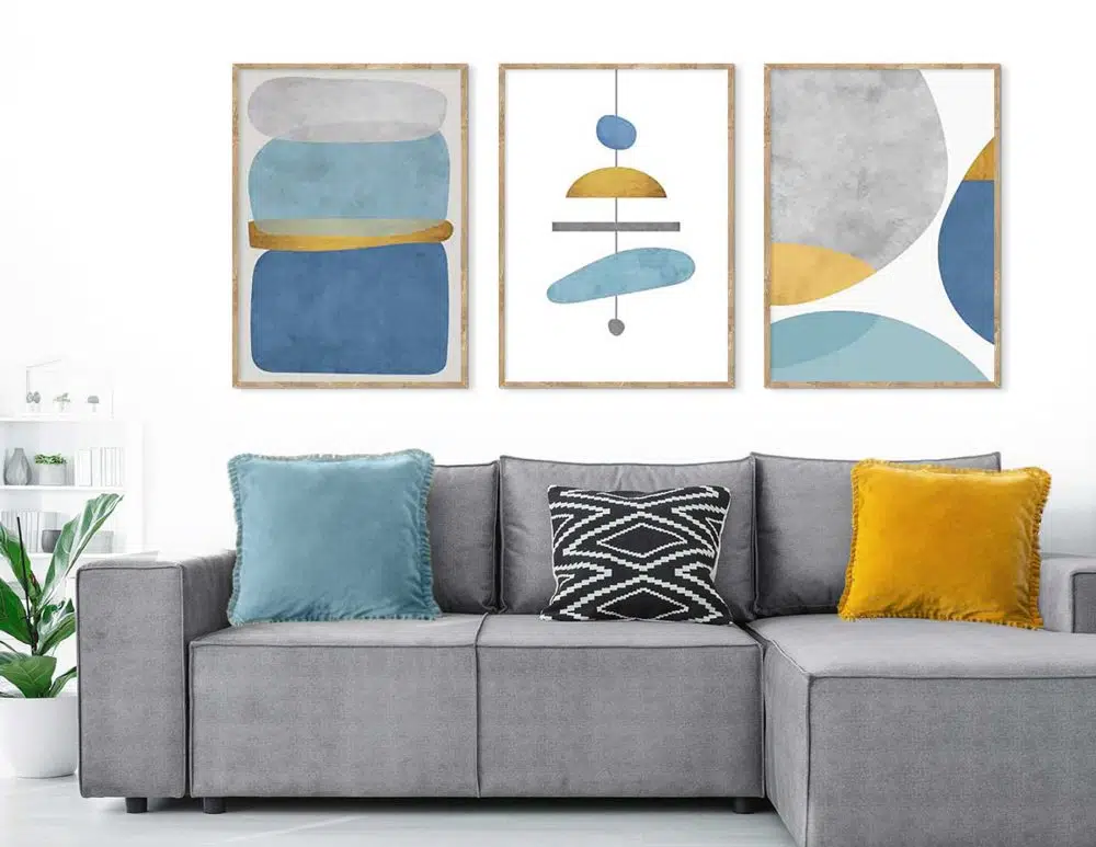 ⁦תמונות לבית Chandelier Trio Blue Mint Yellow - שלושה הדפסי נייר ללא מסגרת בפורמט מלבני בגווני כחול טורקיז אפור עם נגיעות צהוב זהב⁩ – תמונה ⁦3⁩