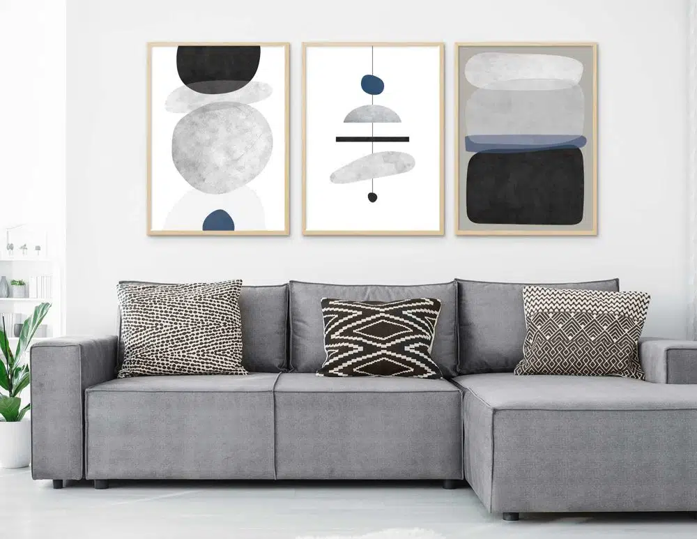 תמונות קנבס Chandelier Trio Black - שלושה הדפסי קנבס ממוסגרים בפורמט מלבני בגווני שחור לבן עם נגיעות כחול כהה