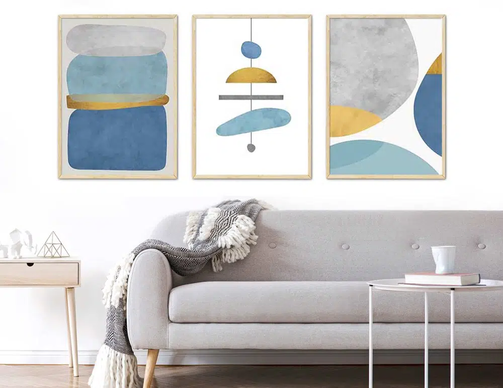 ⁦תמונות לבית Chandelier Trio Blue Mint Yellow - שלושה הדפסי נייר ללא מסגרת בפורמט מלבני בגווני כחול טורקיז אפור עם נגיעות צהוב זהב⁩ – תמונה ⁦4⁩