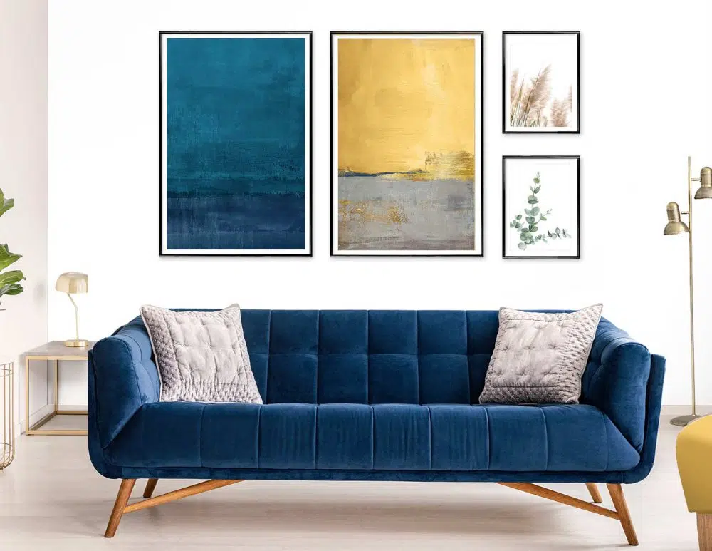 ⁦קולאז׳ תמונות קנבס Peaceful Gaze Quatro Blue Yellow - ארבעה הדפסי קנבס ממוסגרים בפורמט מלבני בגווני כחול צהוב אפור בז׳ עם נגיעות ירוק זהב⁩ – תמונה ⁦3⁩