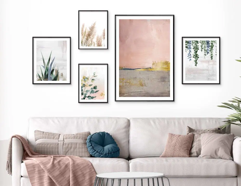 קולאז׳ תמונות לסלון Pink Horizon Gallery A - חמישה הדפסי נייר ממוסגרים בפורמט מלבני בגווני ורוד ירוק בז׳ אפור עם נגיעות כחול זהב