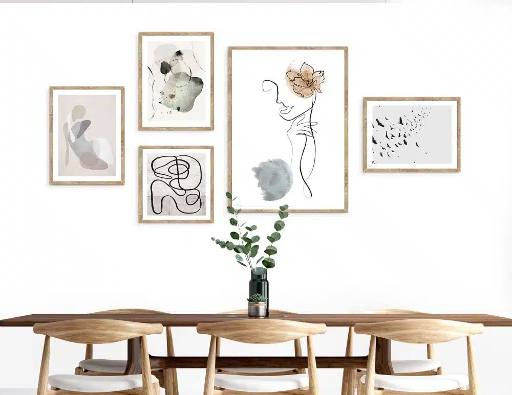 ⁦קולאז׳ תמונות Tender Vibes Gallery - חמישה הדפסי נייר ללא מסגרת בפורמט אורכי רוחבי וריבועי בגווני בז׳ אדמה עם נגיעות כחול מעושן ירוק⁩ – תמונה ⁦3⁩