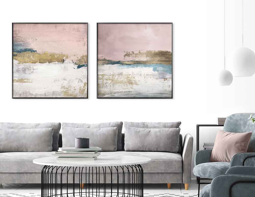 תמונות לסלון Horizon Duo Pink Blue - איור מקורי בסגנון אבסטרקטי מודרני, בגווני ורוד מעושן לבן עם נגיעות כחול וברונזה במסגור אומנותי. יעוץ והדמיה חינם