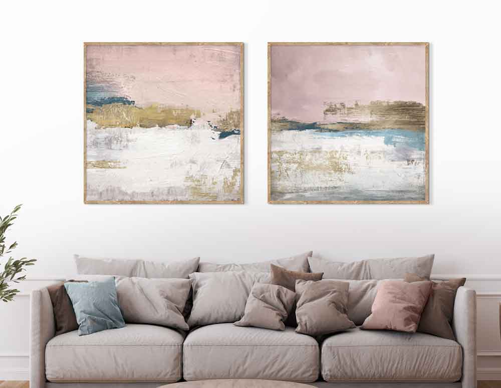 תמונות לסלון Horizon Duo Pink Blue - איור מקורי בסגנון אבסטרקטי בגווני ורוד מעושן לבן עם נגיעות כחול וברונזה, במסגור אומנותי. יעוץ והדמיה חינם