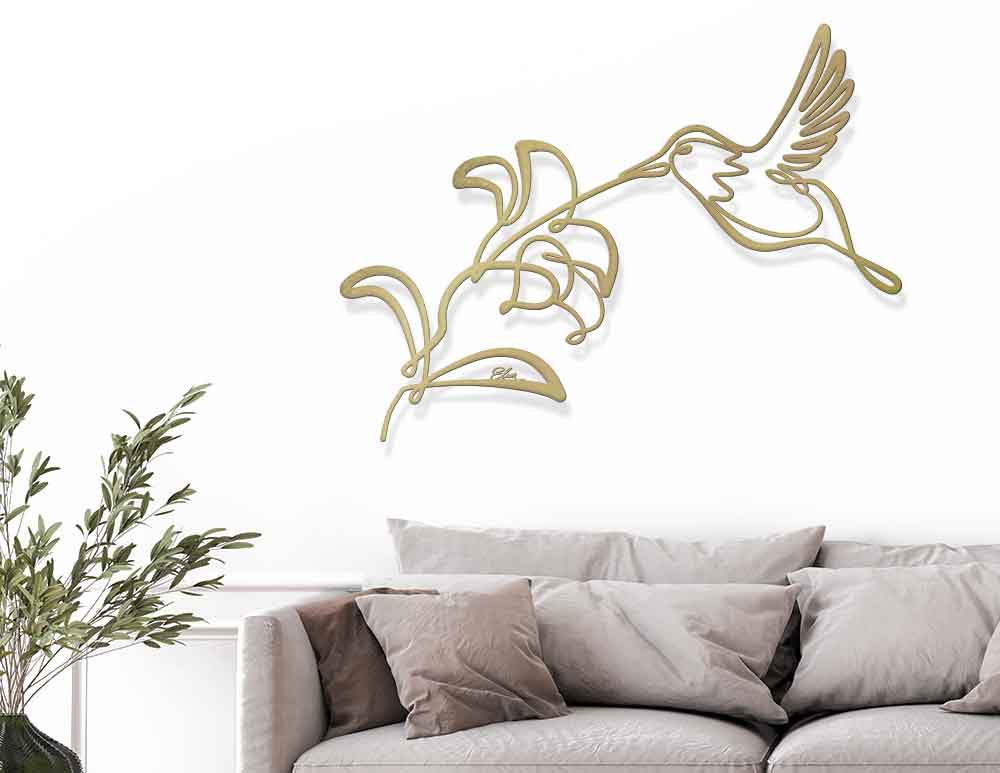 תמונת מתכת לקיר Hummingbird and Flower איור מקורי של יונק דבש ופרח בסגנון מודרני מינימליסטי בגוון זהב. תראה נפלא ותשדרג כל חלל. יעוץ והדמיה חינם