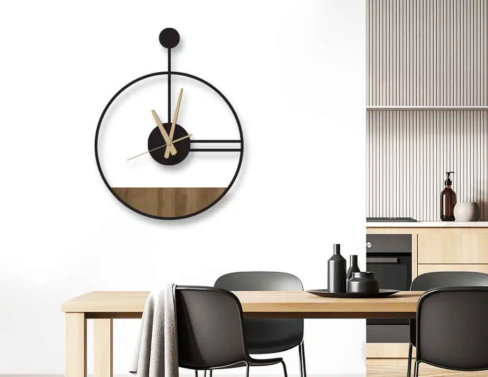 שעון קיר Wall Clock Horizon Black Oak - שעון ממתכת ועץ בגווני שחור ועץ אלון עם מחוגי זהב. מנגנון קווארץ איכותי. יעוץ והדמיה חינם - כנסו